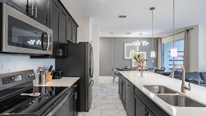 電子レンジ、オーブン、コンロ、食器洗い機