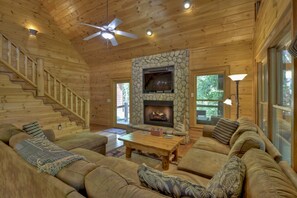 Televisión y chimenea 