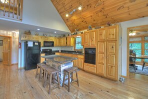 ثلاجة، ميكروويف، فرن، موقد طهي مسطح