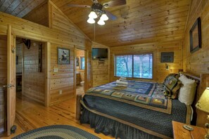 2 bedrooms, iron/ironing board, free WiFi, bed sheets - Misty Ridge - Where pets are pampered amidst stunning mountain panoramas, with outdoor fireplace, hot tub, firepit, pool table, and WiFi (Ellijay)