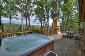 Outdoor dining - Misty Ridge - Where pets are pampered amidst stunning mountain panoramas, with outdoor fireplace, hot tub, firepit, pool table, and WiFi (Ellijay)