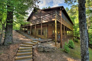Exterior - The Retreat is pet-friendly with 3 King beds, Hot Tub, Fire-pit, pool table and minutes from downtown Blue Ridge (Blue Ridge)