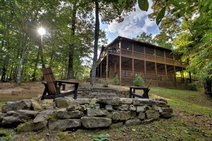 Property grounds - The Retreat is pet-friendly with 3 King beds, Hot Tub, Fire-pit, pool table and minutes from downtown Blue Ridge (Blue Ridge)