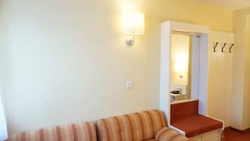 Single Room | Living area | 27-inch flat-screen TV with cable channels, TV