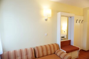 单人房 | 起居区 | 27-英寸纯平电视 （配备有线频道）、电视