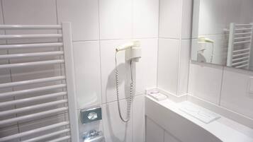 Haartrockner, Handtücher, Seife, Shampoo