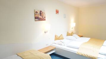 Dreibettzimmer | Schreibtisch, laptopgeeigneter Arbeitsplatz, schallisolierte Zimmer