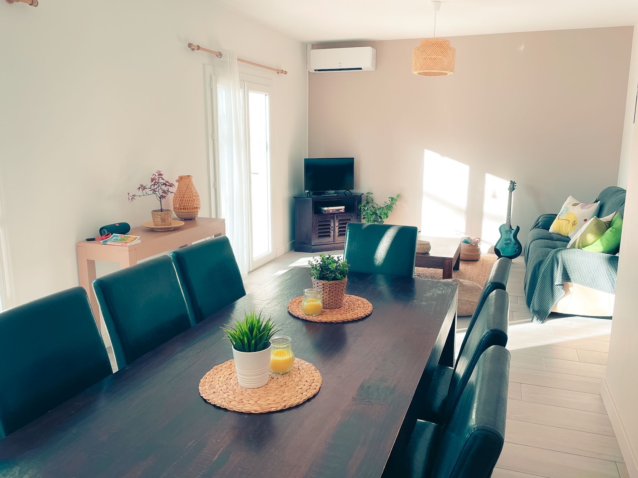 TV connectée, table de tennis de table, livres, imprimantes