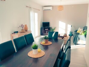 Smart TV, mesa de pingue-pongue, livros, impressoras