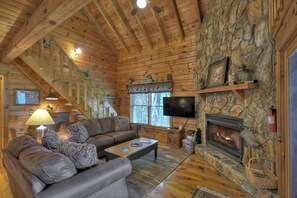 Televisión y chimenea