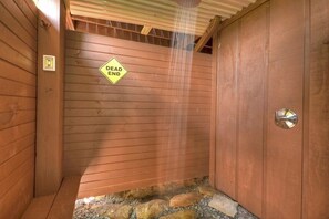 Sauna - Mountainview Getaway is a Pet-friendly haven featuring breathtaking views, hot tub, firepit, spacious screened porch, cabin-side hiking, and reliable WiFi (Blue Ridge)
