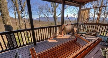 Summit Venture:, gorgeous pet-friendly escape with breathtaking mountain views, firepit, hot tub, WiFi, and scenic hiking trails
