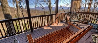 Summit Venture:, gorgeous pet-friendly escape with breathtaking mountain views, firepit, hot tub, WiFi, and scenic hiking trails