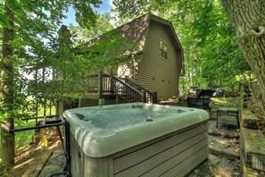 Terrace/patio - Welcome to Starlight Mountain: Pet-friendly haven boasting stunning mountain views, hot tub, fire-table, pool table, and reliable WiFi (Ellijay)
