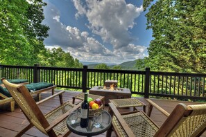 Property grounds - Welcome to Starlight Mountain: Pet-friendly haven boasting stunning mountain views, hot tub, fire-table, pool table, and reliable WiFi (Ellijay)