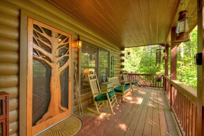 Property grounds - Immerse in serenity at Graceful Light! This pet-friendly haven boasts a hot tub, fire table, and is ideal for a romantic escape. WiFi to (Blue Ridge)
