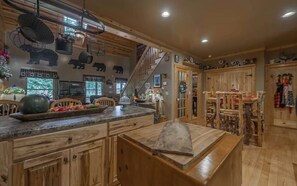 Dining - Experience the allure of Roost on the Ridge a pet-friendly sanctuary with hot tub, firepit, ping pong, spacious screen porch, and WiFi (Ellijay)