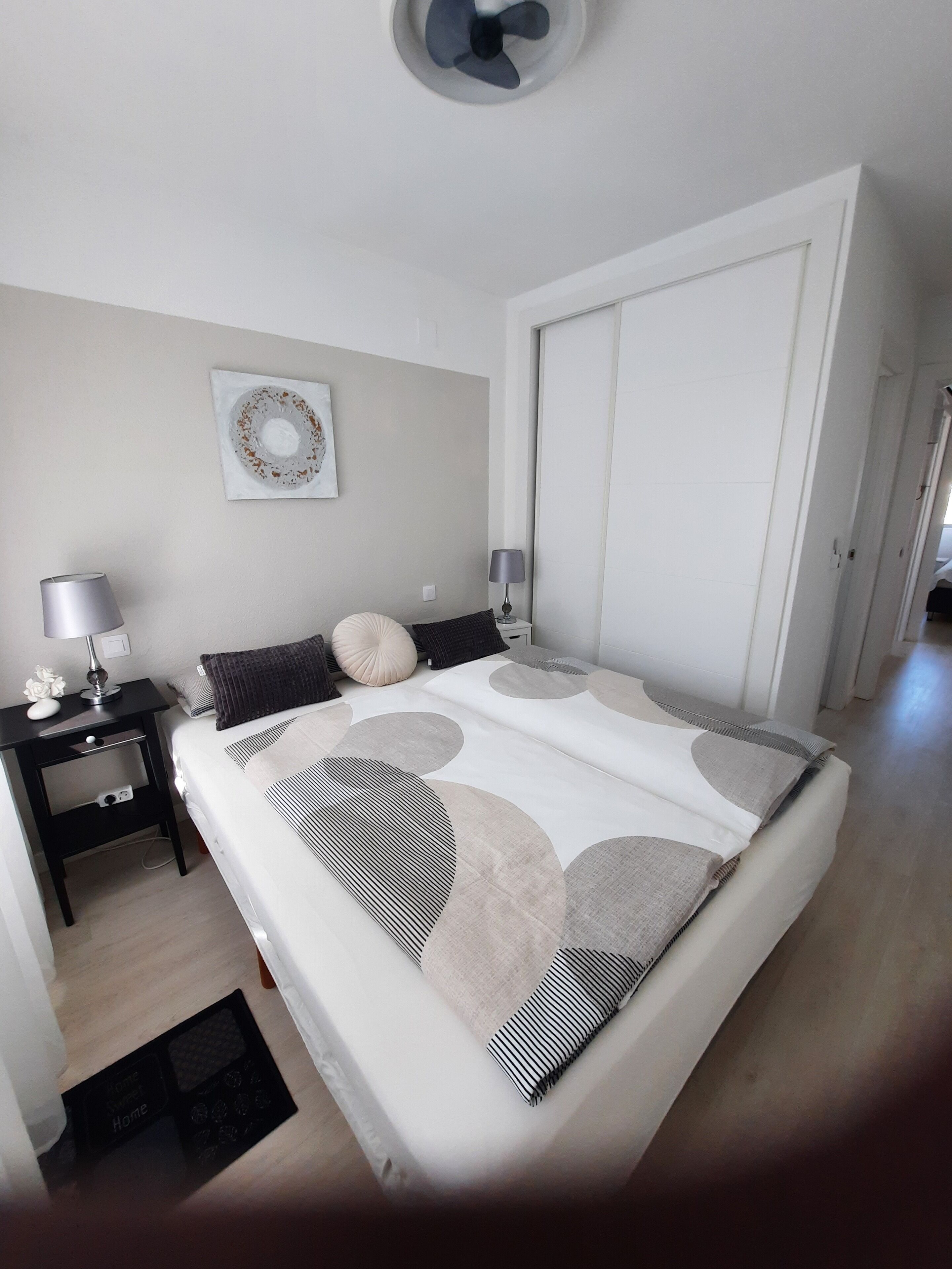 2 slaapkamers, een kluis op de kamer, een strijkplank/strijkijzer