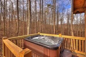 Outdoor spa tub - Up, Up and Away is pet friendly with a beautiful mountain view, hot tub, firepit, WiFi and fenced yard (Blue Ridge)