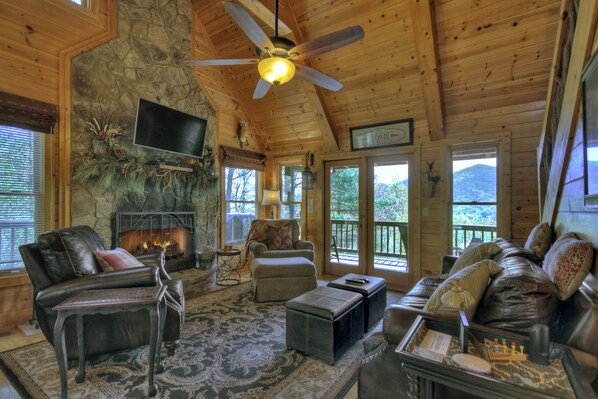 Smart TV, fireplace, video game console, table football - Ascend to serenity at Higher Ground! This pet-friendly haven offers majestic mountain views, a hot tub, firepit, WiFi, and unparalleled privacy. WiFi (Blue Ridge)
