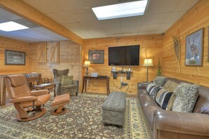 Smart TV, fireplace, video game console, table football - Ascend to serenity at Higher Ground! This pet-friendly haven offers majestic mountain views, a hot tub, firepit, WiFi, and unparalleled privacy. WiFi (Blue Ridge)