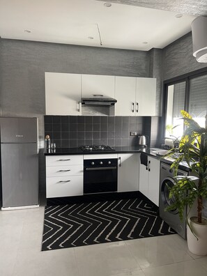 Kjøleskap, ovn, oppvaskmaskin og kaffetrakter/tekoker