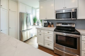 Réfrigérateur, four à micro-ondes, un four, surface de cuisson