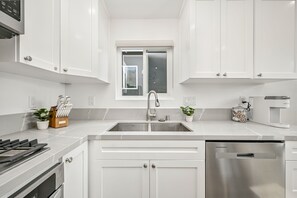 Kylskåp, mikrovågsugn, ugn och spishäll