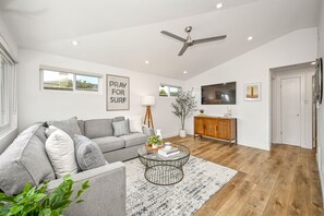 TV - Remodeled Beach Home 2 Car Parking/Clean/Patio w/ Firepit (Newport Beach)