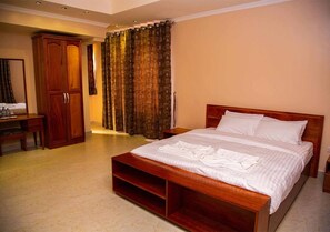 Deluxe Double Room | Minibar, desk, blackout curtains, free WiFi - Old Durbar Hotel & Restaurant (Phnom Penh)