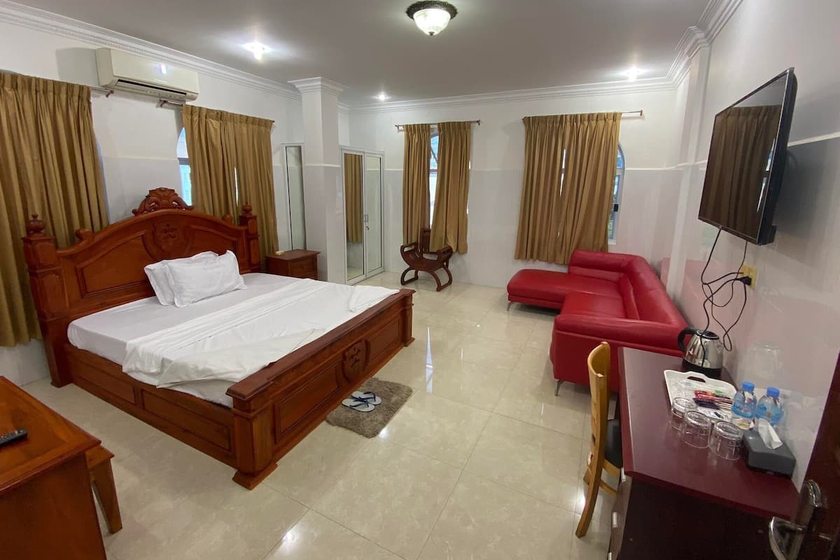 Minibar, desk, blackout curtains, free WiFi