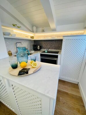 Grand réfrigérateur, four, plaque de cuisson, moulin à café