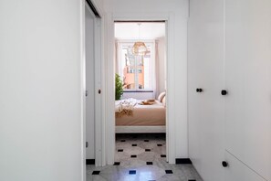 1 dormitorio, sistema de insonorización, tabla de planchar con plancha