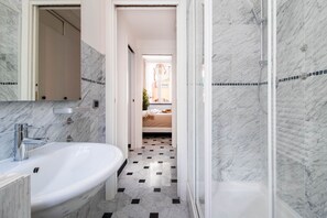 Bruser, hårtørrer, bidet, håndklæder