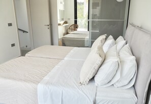 3 makuuhuonetta, tallelokero huoneessa, silitysrauta/-lauta