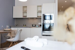 Jääkaappi, mikroaaltouuni, uuni, astianpesukone