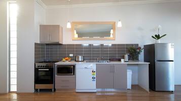 Refrigerador con freezer, microondas, horno, placa de cocina