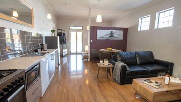 Executive appartement | Woonruimte | Een 54-inch smart-tv met digitale zenders