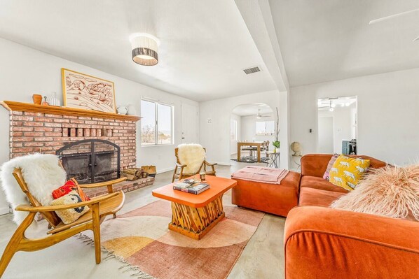 Smart TV, fireplace, books, music library