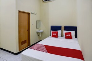 Standard Double Room | Free WiFi, bed sheets - OYO 3767 Permata House (Jakarta)