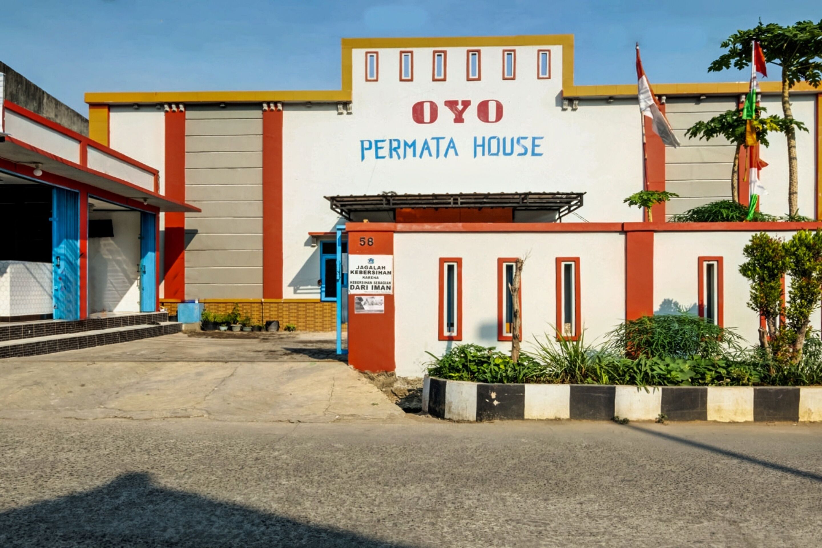 A building labeled "OYO PERMATA HOUSE" with a sign indicating room number 58.