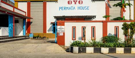 A building labeled "OYO PERMATA HOUSE" with a sign indicating room number 58.