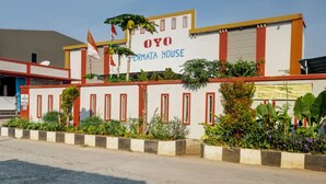 Un edificio con un letrero que dice "OYO PERMATA HOUSE".