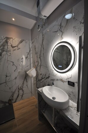 Dusche, Haartrockner, Bidet, Handtücher