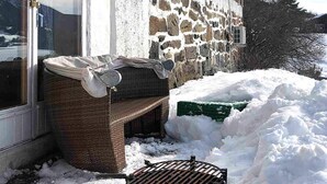 A stone building with a brick barbecue grill in front. - 5 Person Holiday Home in Lomen-by Traum (Vestre Slidre)