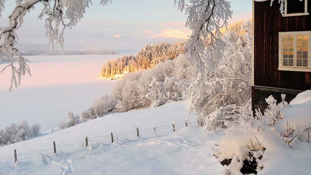 A snow-covered landscape with a wooden cabin and a fence. - 5 Person Holiday Home in Lomen-by Traum (Vestre Slidre)