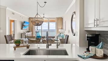 Frigorífico, microondas, horno y placa de cocina