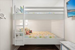 4 chambres, fer et planche à repasser, lit de bébé portatif
