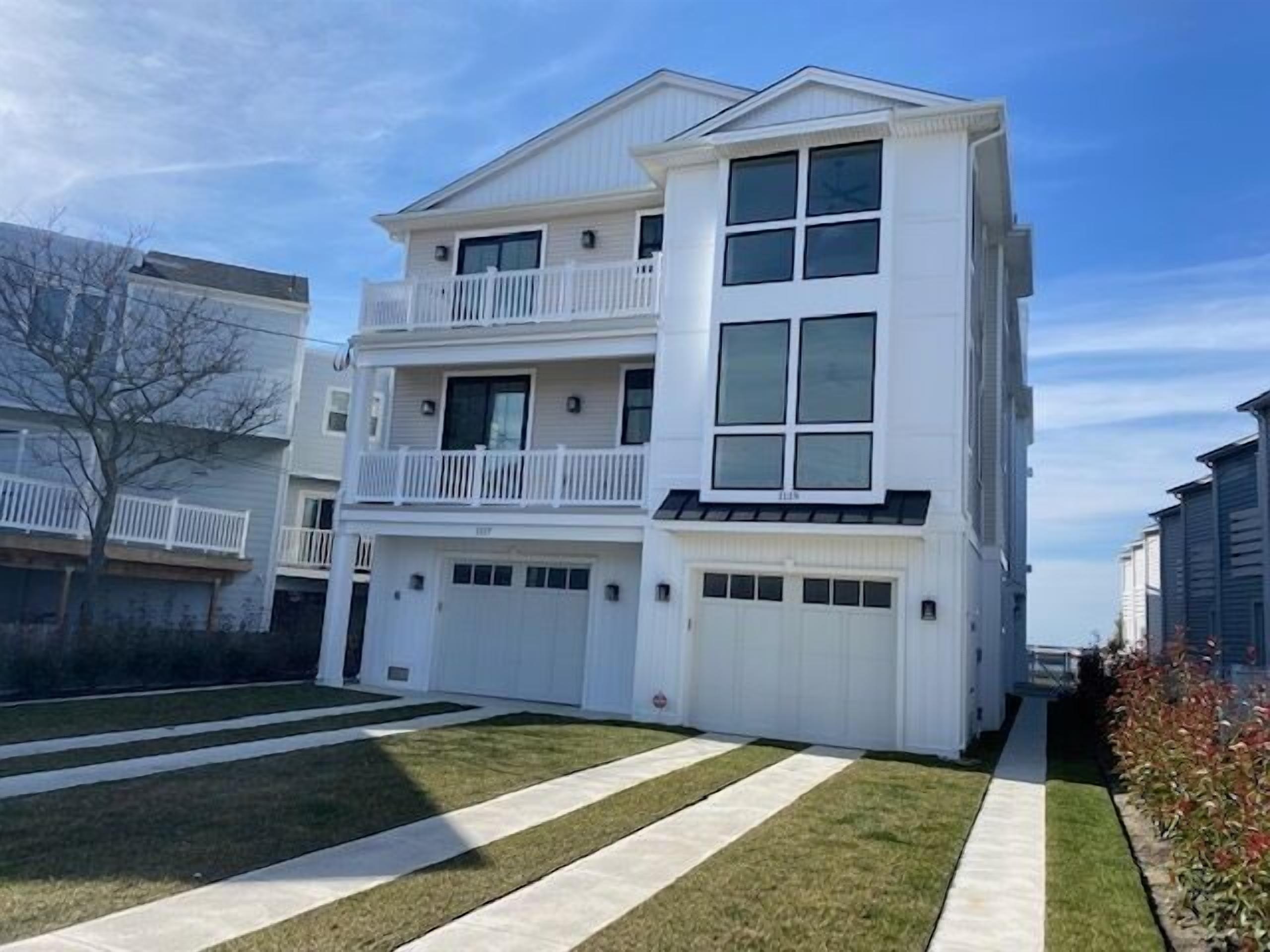Come see this 5 bedroom, 4 bahtroom unit on the Bay Front