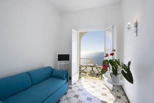 Deluxe Room | Desk, laptop workspace, free WiFi, bed sheets